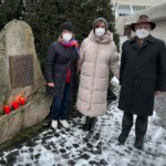Am Vorabend des Holocaust-Gedenktages 27. Januar 2021 stellten die Vorstandsmitglieder der Initiative Opferdenkmal am Gedenkstein für die Opfer des Krieges und der Gewaltherrschaft am Rathausplatz Kerzen auf.