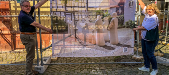 Banner mit Großfoto des Denkmals