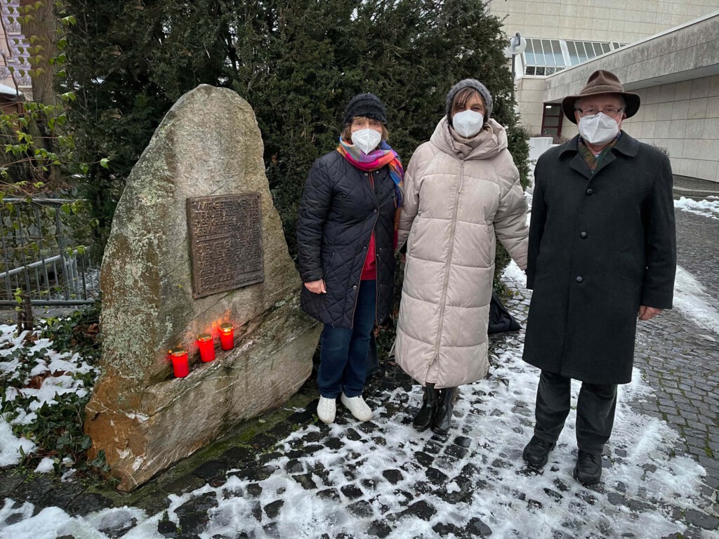 Am Vorabend des Holocaust-Gedenktages 27. Januar 2021 stellten die Vorstandsmitglieder der Initiative Opferdenkmal am Gedenkstein für die Opfer des Krieges und der Gewaltherrschaft am Rathausplatz Kerzen auf.