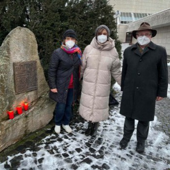 Am Vorabend des Holocaust-Gedenktages 27. Januar 2021 stellten die Vorstandsmitglieder der Initiative Opferdenkmal am Gedenkstein für die Opfer des Krieges und der Gewaltherrschaft am Rathausplatz Kerzen auf.
